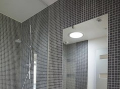 Mosaïque grise dans une douche italienne